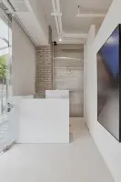 네온 로고가 빛나는 NFT 갤러리 리셉션 공간